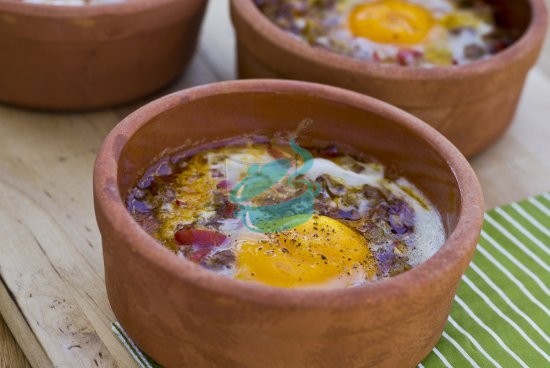 Güveçte Ispanaklı Yumurta